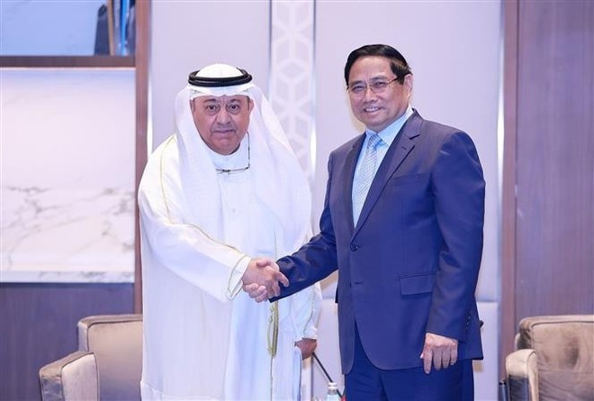 El primer ministro vietnamita, Pham Minh Chinh, recibió al ministro de Petróleo de Kuwait, Tareq Suleiman Ahmed Al-Roumi. (Foto: VNA)