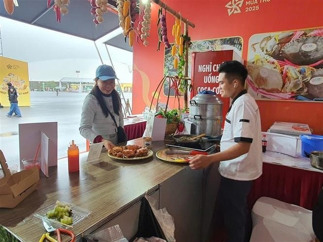 Visitantes en el puesto culinario de la ciudad de Can Tho. (Foto: VNA)