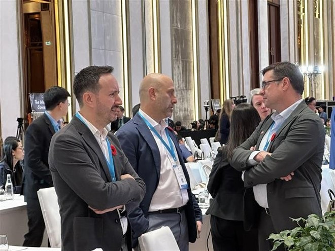 Delegados internacionales intercambiaron información al margen de la Conferencia. (Foto: VNA)