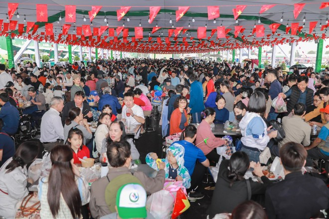 En la Feria de Otoño de 2025, una zona ofrece más de 150 especialidades vietnamitas. (Foto: VNA)
