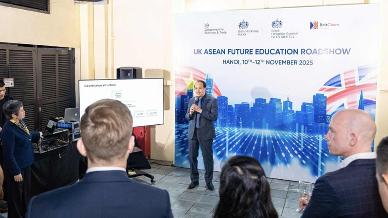 Nguyen Phu Khanh, vicerrector de la Universidad Phenikaa, toma la palabra.