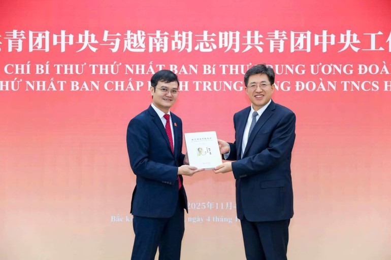 Bui Quang Huy, primer secretario del Comité Central de la Unión de Jóvenes Comunistas Ho Chi Minh, y A Dong, primer secretario del Secretariado del Comité Central de la Liga de la Juventud Comunista de China.