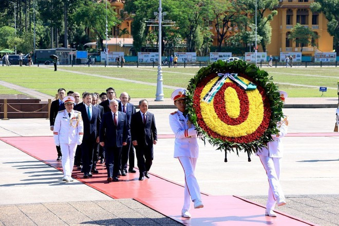 El Rey de Jordania y su delegación depositan ofrenda floral en el Mausoleo del Presidente Ho Chi Minh. (Foto: VNA)