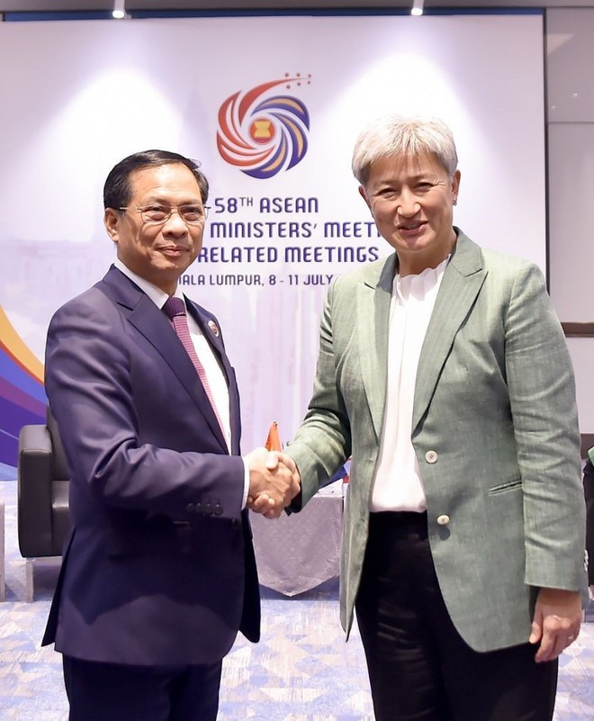 El viceprimer ministro y canciller de Vietnam, Bui Thanh Son, y la ministra australiana de Relaciones Exteriores, Penny Wong. (Foto: VNA) El viceprimer ministro y canciller de Vietnam, Bui Thanh Son, y la ministra australiana de Relaciones Exteriores, Penny Wong. (Foto: VNA)
