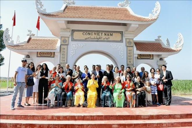 La señora Nguyen Thi Thanh Nga y miembros de la comunidad vietnamita en Marruecos posan foto ante la Puerta de Vietnam. (Foto: VNA) La señora Nguyen Thi Thanh Nga y miembros de la comunidad vietnamita en Marruecos posan foto ante la Puerta de Vietnam. (Foto: VNA)