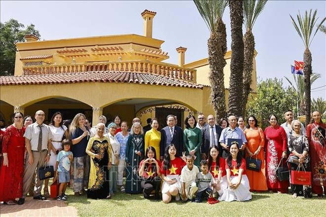El presidente de la Asamblea Nacional, Tran Thanh Man, y su esposa posan para una foto con el personal de la Embajada de Vietnam y miembros de la comunidad coterránea en Marruecos. (Foto: VNA) El presidente de la Asamblea Nacional, Tran Thanh Man, y su esposa posan para una foto con el personal de la Embajada de Vietnam y miembros de la comunidad coterránea en Marruecos. (Foto: VNA)