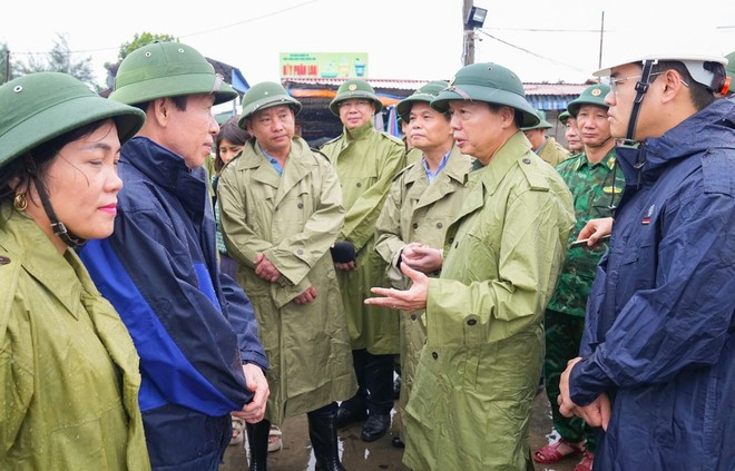 El viceprimer ministro Tran Hong Ha inspecciona las labores de prevención y respuesta ante el tifón Wipha en el barrio Do Son (Foto: VNA) El viceprimer ministro Tran Hong Ha inspecciona las labores de prevención y respuesta ante el tifón Wipha en el barrio Do Son (Foto: VNA)