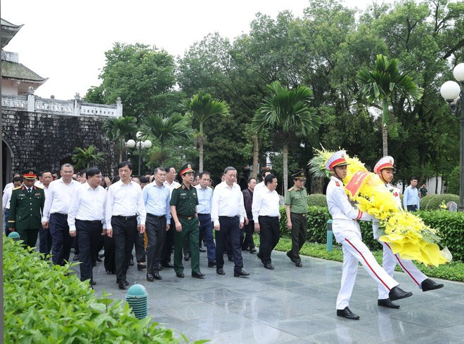 El secretario general del Partido Comunista de Vietnam, To Lam, y los delegados rinden homenaje a los mártires en el Cementerio Nacional de los Mártires A1 (Foto: VNA) El secretario general del Partido Comunista de Vietnam, To Lam, y los delegados rinden homenaje a los mártires en el Cementerio Nacional de los Mártires A1 (Foto: VNA)