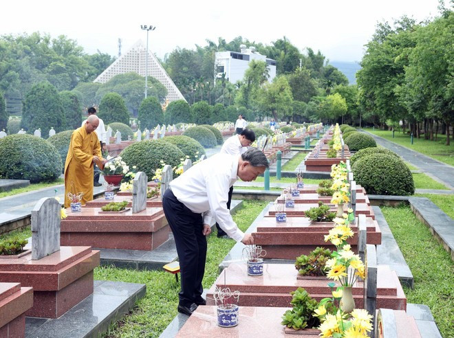El secretario general del Partido Comunista de Vietnam, To Lam, coloca inciensos en homenaje a los mártires (Foto: VNA) El secretario general del Partido Comunista de Vietnam, To Lam, coloca inciensos en homenaje a los mártires (Foto: VNA)