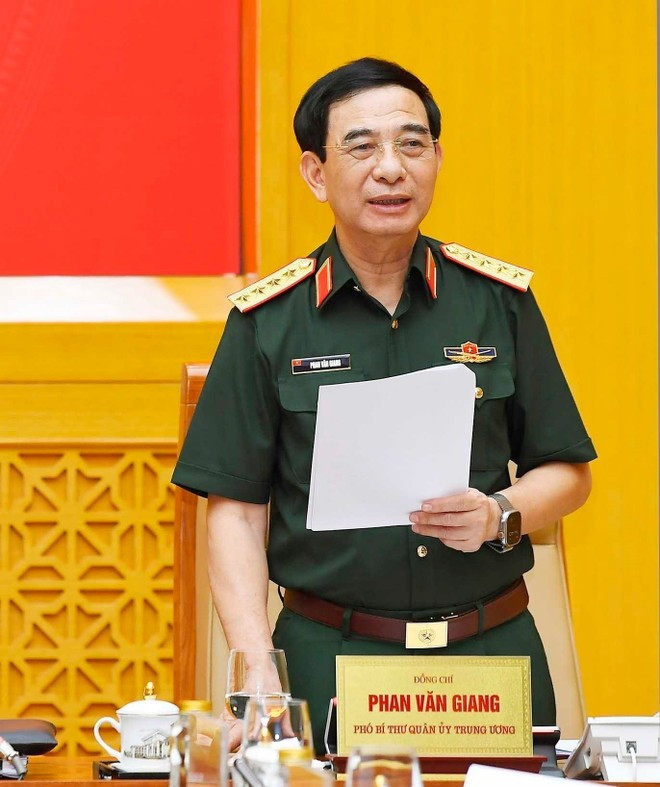 El general Phan Van Giang, miembro del Buró Político, vicesecretario de la Comisión Militar Central y ministro de Defensa, habla en la reunión. (Foto: VNA) El general Phan Van Giang, miembro del Buró Político, vicesecretario de la Comisión Militar Central y ministro de Defensa, habla en la reunión. (Foto: VNA)