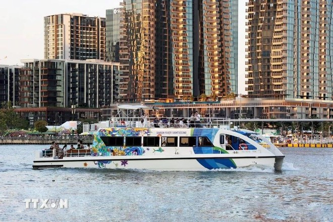 Un barco turístico lleva a los visitantes en un recorrido por Ciudad Ho Chi Minh por el río Saigón. (Foto: VNA) Un barco turístico lleva a los visitantes en un recorrido por Ciudad Ho Chi Minh por el río Saigón. (Foto: VNA)