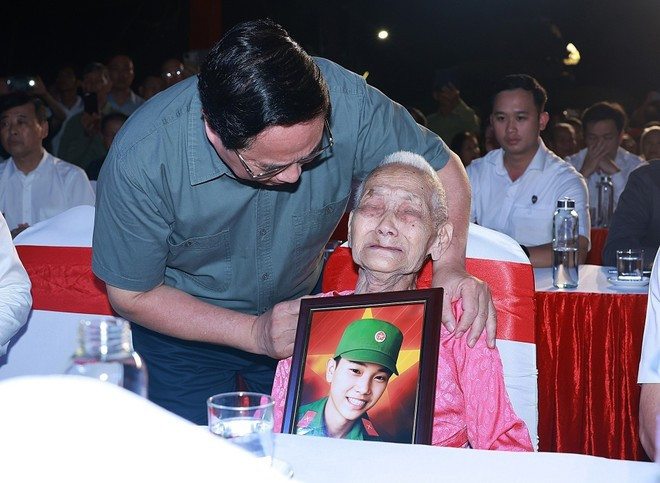 El primer ministro Pham Minh Chinh y una madre heroica. (Foto: VNA) El primer ministro Pham Minh Chinh y una madre heroica. (Foto: VNA)