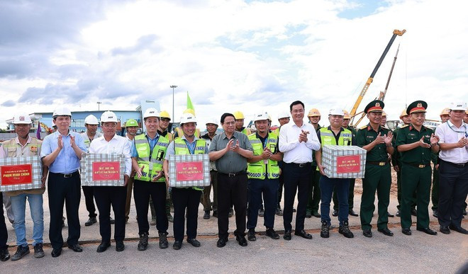 El primer ministro Pham Minh Chinh entrega obsequios a las unidades encargadas de la construcción de la terminal T2 del Aeropuerto Dong Hoi (Foto: VNA) El primer ministro Pham Minh Chinh entrega obsequios a las unidades encargadas de la construcción de la terminal T2 del Aeropuerto Dong Hoi (Foto: VNA)