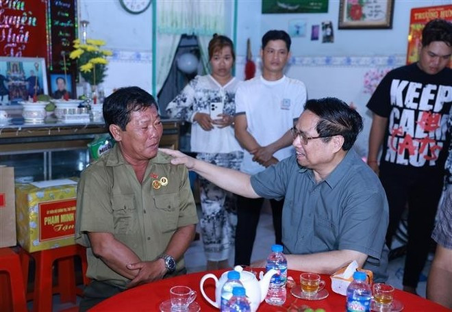 El primer ministro Pham Minh Chinh visita y entrega obsequios a la familia del inválido de guerra Huynh Van Anh en el distrito de Chau Doc. (Foto:VNA) El primer ministro Pham Minh Chinh visita y entrega obsequios a la familia del inválido de guerra Huynh Van Anh en el distrito de Chau Doc. (Foto:VNA)