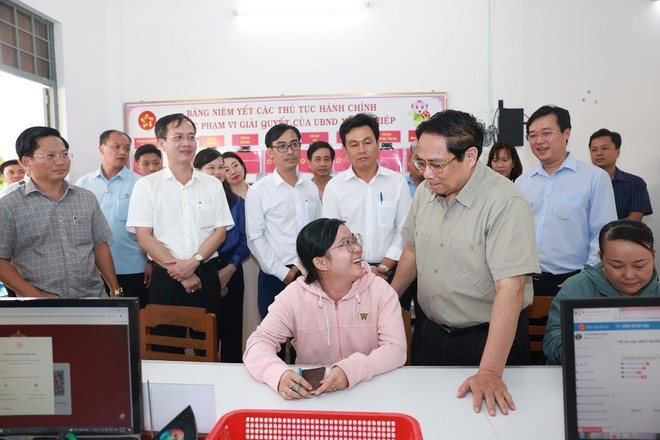 El primer ministro Pham Minh Chinh inspecciona el funcionamiento del Centro de Servicios de la Administración Pública de la comuna de My Hiep, provincia de Dong Thap. (Foto: VNA) El primer ministro Pham Minh Chinh inspecciona el funcionamiento del Centro de Servicios de la Administración Pública de la comuna de My Hiep, provincia de Dong Thap. (Foto: VNA)