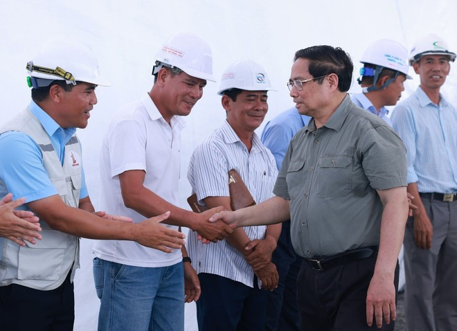 El primer ministro de Vietnam, Pham Minh Chinh, realiza una inspección del progreso de proyectos clave de autopistas en An Giang (Foto: VNA) El primer ministro de Vietnam, Pham Minh Chinh, realiza una inspección del progreso de proyectos clave de autopistas en An Giang (Foto: VNA)