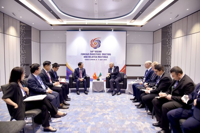 El viceprimer ministro y canciller de Vietnam, Bui Thanh Son, y el ministro argelino de Relaciones Exteriores, Ahmed Attaf. (Foto: VNA) El viceprimer ministro y canciller de Vietnam, Bui Thanh Son, y el ministro argelino de Relaciones Exteriores, Ahmed Attaf. (Foto: VNA)