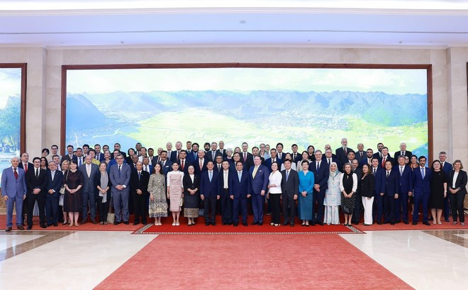 El primer ministro Pham Minh Chinh y los delegados posan para una foto. (Foto: VNA) El primer ministro Pham Minh Chinh y los delegados posan para una foto. (Foto: VNA)
