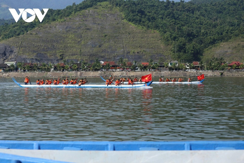 A partir de octubre, después de la temporada de lluvias, el agua del río está clara, y Muong Lay organiza una serie de actividades turísticas durante la temporada de crecidas del río Da. (Foto: VOV) A partir de octubre, después de la temporada de lluvias, el agua del río está clara, y Muong Lay organiza una serie de actividades turísticas durante la temporada de crecidas del río Da. (Foto: VOV)