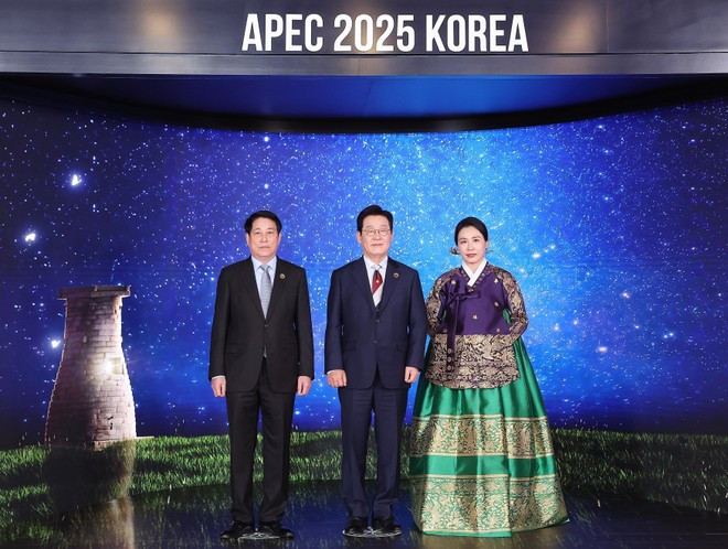 El presidente de Vietnam, Luong Cuong, junto con su homólogo de Corea del Sur, Lee Jae Myung, y su esposa (Foto: VNA) El presidente de Vietnam, Luong Cuong, junto con su homólogo de Corea del Sur, Lee Jae Myung, y su esposa (Foto: VNA)