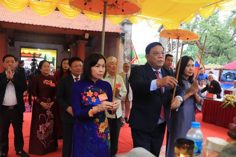 La vicepresidenta del Comité Popular de la provincia de Phu Tho, Phung Thi Kim Nga, y otros asistentes al acto ofrecen inciensos. La vicepresidenta del Comité Popular de la provincia de Phu Tho, Phung Thi Kim Nga, y otros asistentes al acto ofrecen inciensos.
