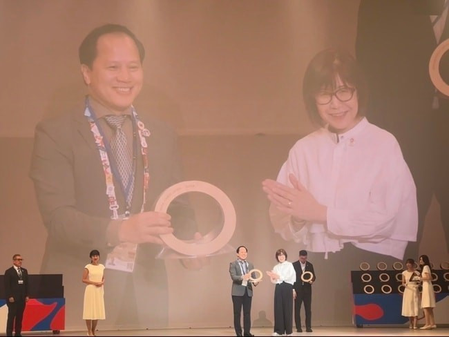 Tran Nhat Hoang, comisionado general adjunto de Vietnam en la Expo 2025 Osaka, Kansai, recibe el premio de plata en la categoría de diseño de exposición (Foto: hanoimoi.vn) Tran Nhat Hoang, comisionado general adjunto de Vietnam en la Expo 2025 Osaka, Kansai, recibe el premio de plata en la categoría de diseño de exposición (Foto: hanoimoi.vn)