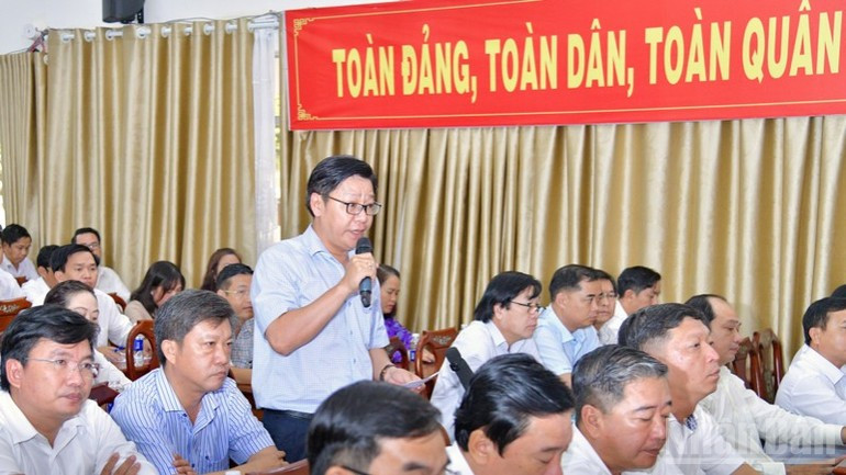 Un votante habla en la reunión (Foto: Nhan Dan)