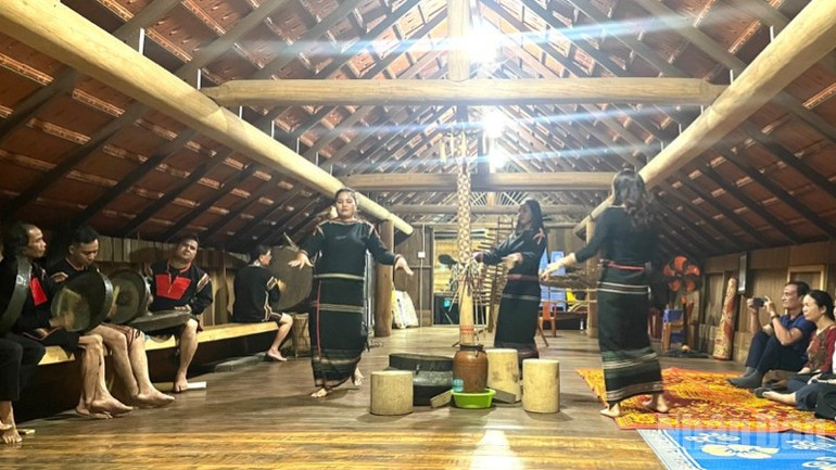 El programa artístico crea un espacio atractivo para el intercambio y la conexión con los turistas. El programa artístico crea un espacio atractivo para el intercambio y la conexión con los turistas.