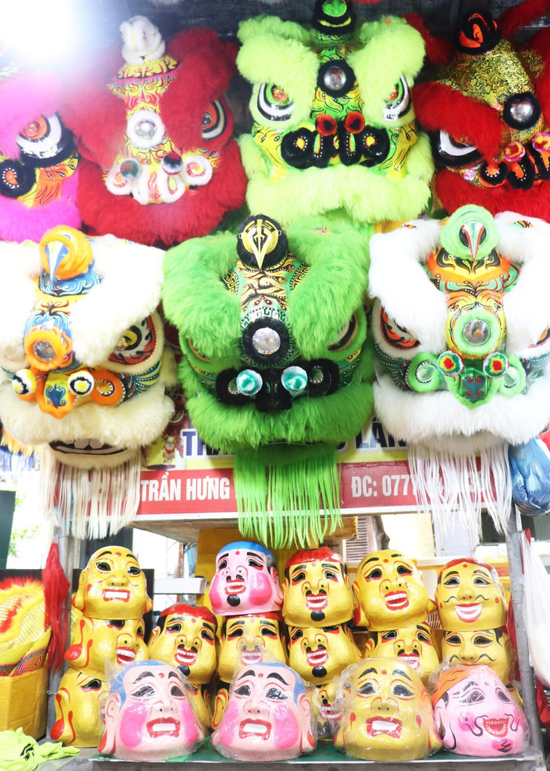 La gran cabeza de león y el rostro del Dios de la Tierra están hechos a mano por el artesano Truong Nhu Rem, habitante residente en la calle de Tran Hung Dao, barrio de Phu Xuan. La gran cabeza de león y el rostro del Dios de la Tierra están hechos a mano por el artesano Truong Nhu Rem, habitante residente en la calle de Tran Hung Dao, barrio de Phu Xuan.