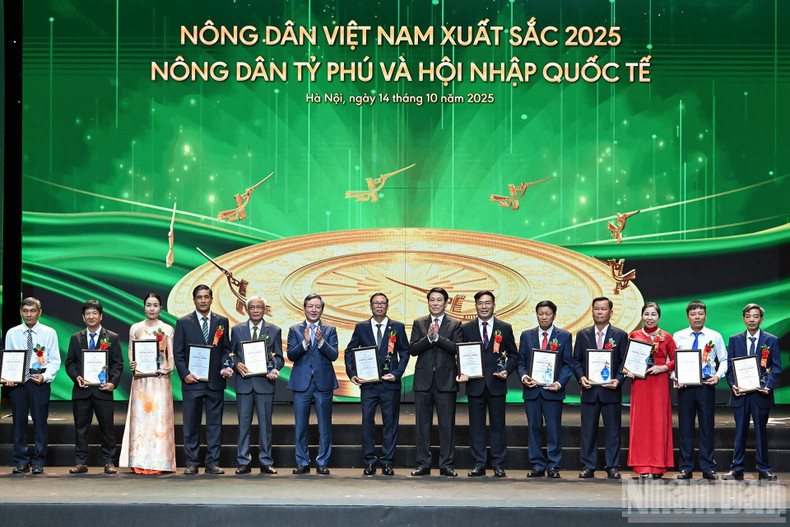 El presidente Luong Cuong y un representante de la Asociación de Agricultores de Vietnam entregan certificados a agricultores destacados en el evento. (Foto: Nhan Dan) ndo-br-15.jpg