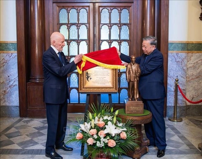 El secretario general del Comité Central del Partido Comunista de Vietnam (PCV), To Lam, entrega la placa con el retrato del Presidente Ho Chi Minh al exrey Simeón de Sajonia-Coburgo-Gotha. (Foto: VNA) El secretario general del Comité Central del Partido Comunista de Vietnam (PCV), To Lam, entrega la placa con el retrato del Presidente Ho Chi Minh al exrey Simeón de Sajonia-Coburgo-Gotha. (Foto: VNA)