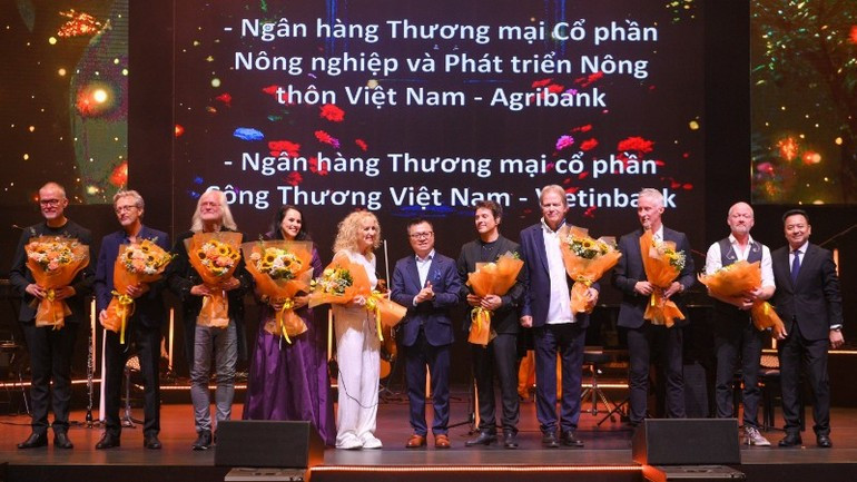 El presidente-editor del periódico Nhan Dan, Le Quoc Minh, entrega flores a los artistas que actuaron en el evento. (Foto: The Dai) El presidente-editor del periódico Nhan Dan, Le Quoc Minh, entrega flores a los artistas que actuaron en el evento. (Foto: The Dai)