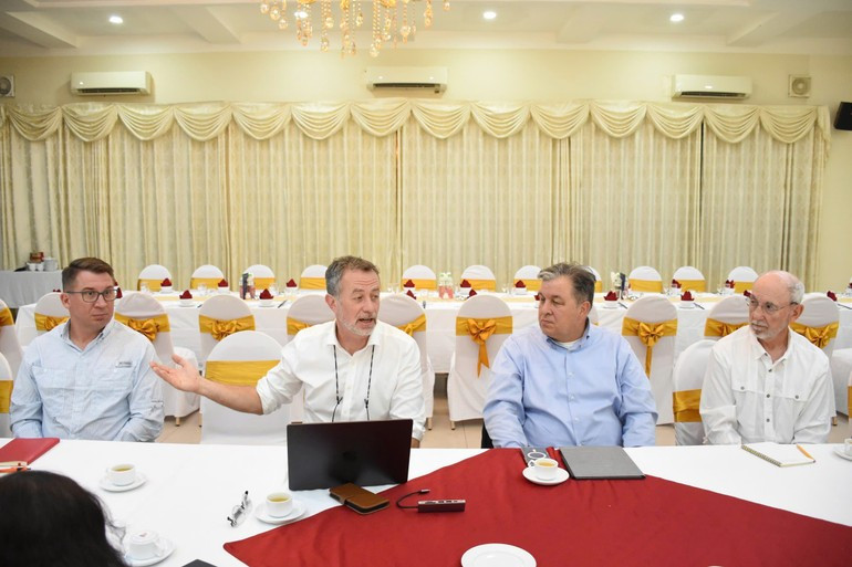 Los delegados de la Universidad de Georgia debaten sobre programas de cooperación.