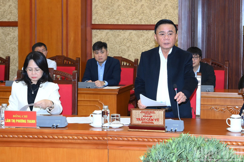 El miembro del Buró Político, miembro permanente del Secretariado del Comité Central del Partido Comunista y jefe del Subcomité de Organización del XIV Congreso del Partido, Tran Cam Tu, interviene en la reunión. (Foto: Nhan Dan) El miembro del Buró Político, miembro permanente del Secretariado del Comité Central del Partido Comunista y jefe del Subcomité de Organización del XIV Congreso del Partido, Tran Cam Tu, interviene en la reunión. (Foto: Nhan Dan)