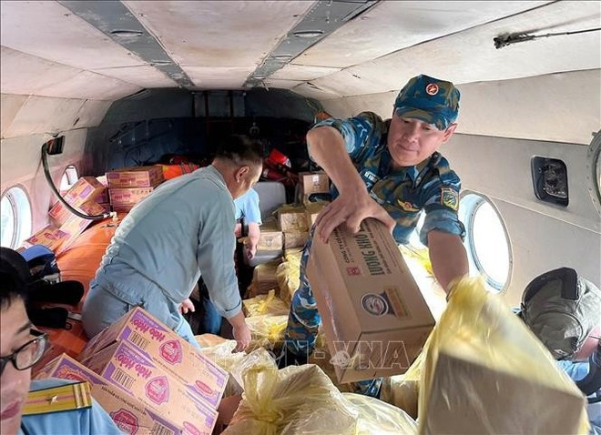 Pilotos trasladan mercancías desde helicópteros a lugares de las comunas de Van Nham y Yen Binh que están aislados debido a las inundaciones. (Foto: VNA) Pilotos trasladan mercancías desde helicópteros a lugares de las comunas de Van Nham y Yen Binh que están aislados debido a las inundaciones. (Foto: VNA)