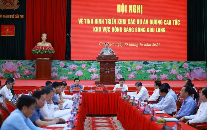 El primer ministro Pham Minh Chinh preside una conferencia sobre el progreso de los proyectos de autopistas en la región del Delta del Mekong. (Foto: VNA) El primer ministro Pham Minh Chinh preside una conferencia sobre el progreso de los proyectos de autopistas en la región del Delta del Mekong. (Foto: VNA)