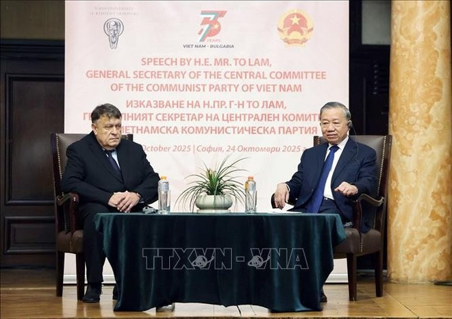 El secretario general del Partido Comunista de Vietnam, To Lam (derecha), en la Universidad de Sofía (Foto: VNA) El secretario general del Partido Comunista de Vietnam, To Lam (derecha), en la Universidad de Sofía (Foto: VNA)
