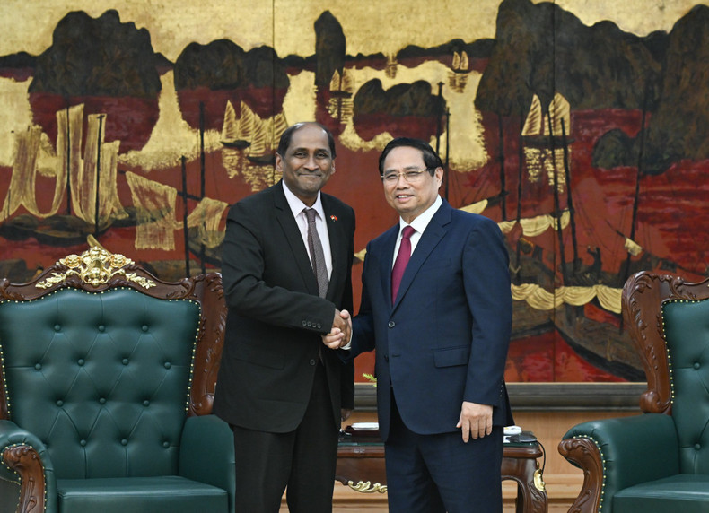 El primer ministro de Vietnam, Pham Minh Chinh, recibe al embajador singapurense, Jaya Ratnam (Foto: Nhan Dan) El primer ministro de Vietnam, Pham Minh Chinh, recibe al embajador singapurense, Jaya Ratnam (Foto: Nhan Dan)