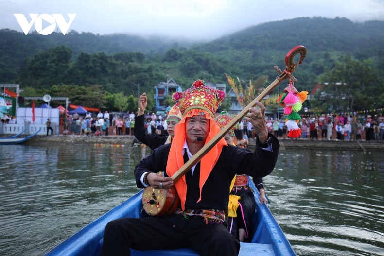 Según el Comité Popular de la comuna de Muong Lay, este año las actividades turísticas de la temporada se llevarán a cabo a finales de octubre. Esta es la actividad inaugural de una serie de eventos culturales, deportivos y turísticos que se celebrarán durante la temporada de aluviones en Muong Lay. (Foto: VOV) Según el Comité Popular de la comuna de Muong Lay, este año las actividades turísticas de la temporada se llevarán a cabo a finales de octubre. Esta es la actividad inaugural de una serie de eventos culturales, deportivos y turísticos que se celebrarán durante la temporada de aluviones en Muong Lay. (Foto: VOV)