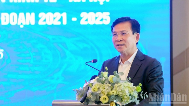 El subsecretario del Comité Provincial del Partido y presidente del Comité Popular de la provincia de Lam Dong, Ho Van Muoi, interviene en la cita. El subsecretario del Comité Provincial del Partido y presidente del Comité Popular de la provincia de Lam Dong, Ho Van Muoi, interviene en la cita.