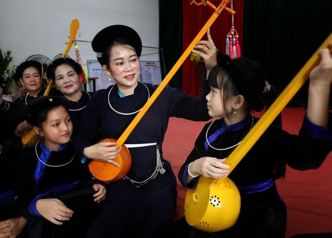 Enseñanza del canto Then a los miembros del club del canto Then y el instrumento musical Tinh en la comuna de Luc Ngan, de la provincia de Bac Ninh. (Foto: VNA) Enseñanza del canto Then a los miembros del club del canto Then y el instrumento musical Tinh en la comuna de Luc Ngan, de la provincia de Bac Ninh. (Foto: VNA)