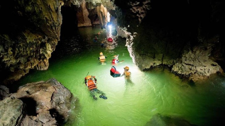 Nadar en el río subterráneo de la cueva de Tu Lan.