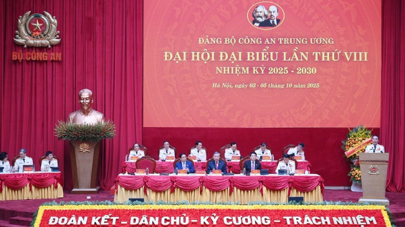 El secretario general del PCV, To Lam, el presidente Luong Cuong y el primer ministro Pham Minh Chinh participan en el Presídium de la Asamblea. (Foto: Nhan Dan) El secretario general del PCV, To Lam, el presidente Luong Cuong y el primer ministro Pham Minh Chinh participan en el Presídium de la Asamblea. (Foto: Nhan Dan)