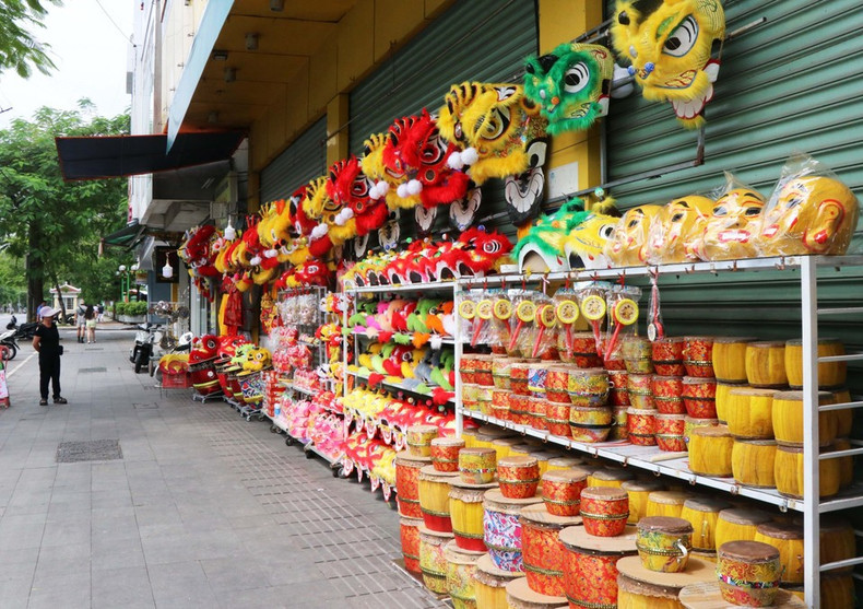 Se venden cabezas de león y productos relacionados con la festividad en la calle de Tran Hung Dao, barrio de Phu Xuan. Se venden cabezas de león y productos relacionados con la festividad en la calle de Tran Hung Dao, barrio de Phu Xuan.