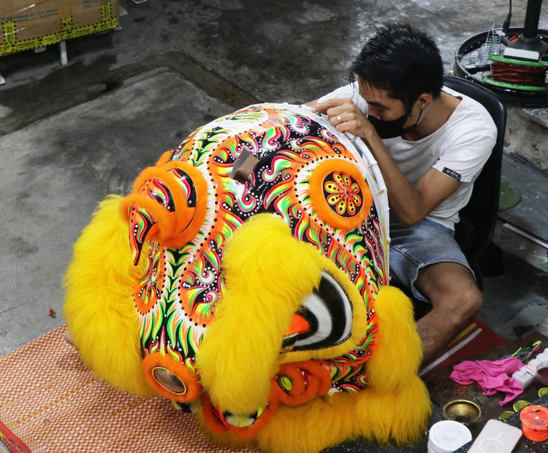 Truong Nhu Rem, en la calle de Tran Hung Dao, barrio de Phu Xuan, ciudad de Hue, está cumpliendo el trabajo de creación de una gran cabeza de león. Truong Nhu Rem, en la calle de Tran Hung Dao, barrio de Phu Xuan, ciudad de Hue, está cumpliendo el trabajo de creación de una gran cabeza de león.