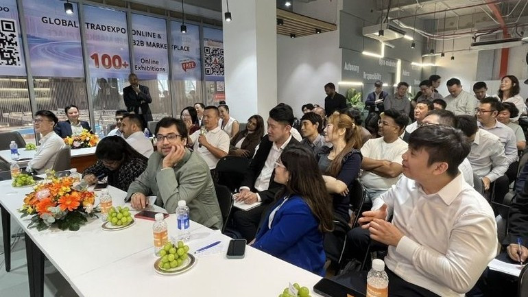Las empresas singapurenses exponen sus experiencias en la conexión de mercados a través del comercio electrónico. Las empresas singapurenses exponen sus experiencias en la conexión de mercados a través del comercio electrónico.