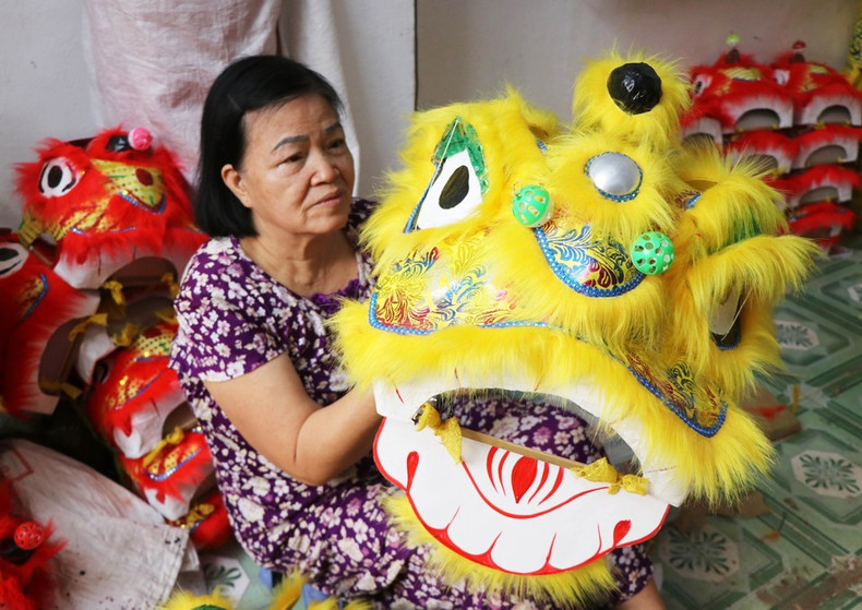 La familia de Truong Thi Kim Chi, del barrio de Phu Xuan, ciudad de Hue, fabrica pequeñas cabezas de león para vender con motivo del Festival del Medio Otoño de 2025. La familia de Truong Thi Kim Chi, del barrio de Phu Xuan, ciudad de Hue, fabrica pequeñas cabezas de león para vender con motivo del Festival del Medio Otoño de 2025.