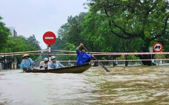 Las lluvias e inundaciones dejan graves daños en carreteras e infraestructuras (Foto: VNA) Las lluvias e inundaciones dejan graves daños en carreteras e infraestructuras (Foto: VNA)