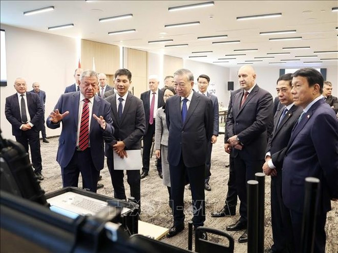 Representane de Samel 90 presenta al secretario general To Lam y el presidente de Bulgaria, Rumen Radev, productos de la empresa. (Foto: Thong Nhat/VNA) Representane de Samel 90 presenta al secretario general To Lam y el presidente de Bulgaria, Rumen Radev, productos de la empresa. (Foto: Thong Nhat/VNA)