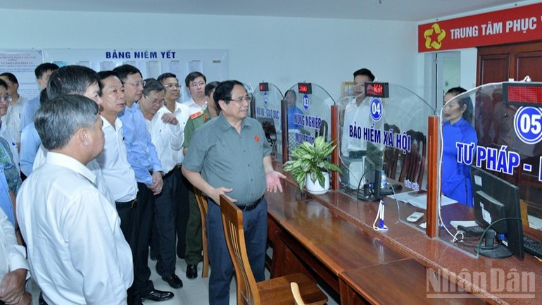 El primer ministro de Vietnam, Pham Minh Chinh, inspecciona el Centro de Administración Pública de la comuna de Hung Phu. (Foto: Nhan Dan)